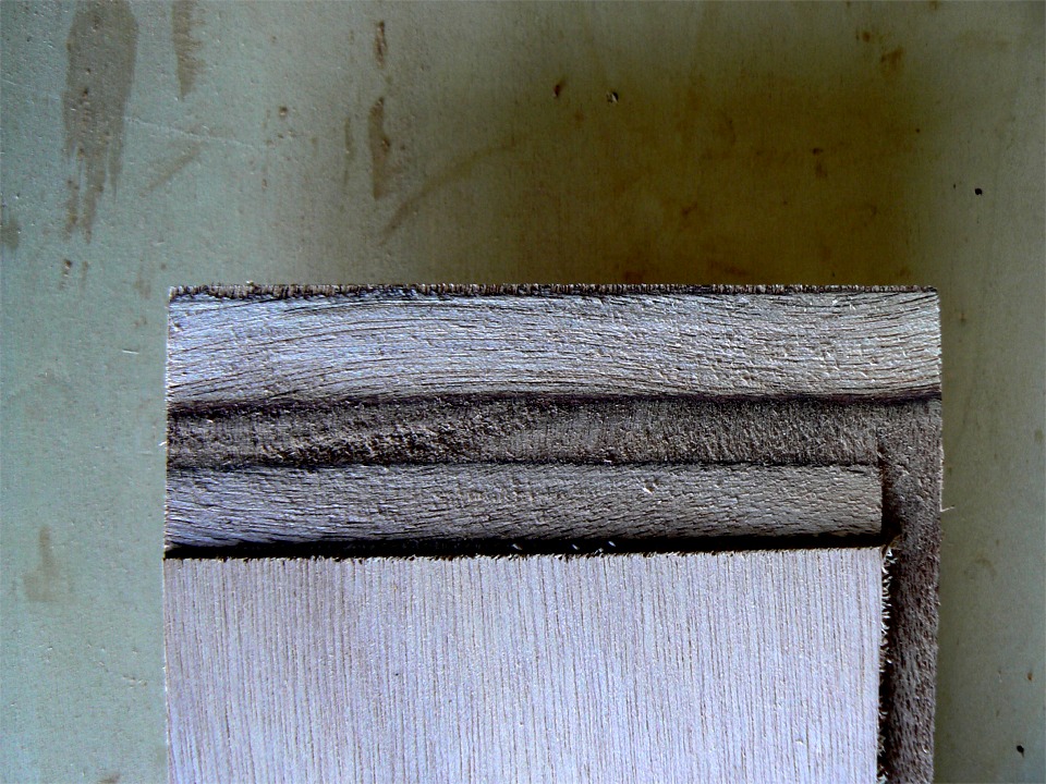 Pour rester dans les gros plans, voici l'autre extr&eacute;mit&eacute; de ce demi-bord&eacute; du Sassafras 16. Il s'agit du scarf tel qu'il est livr&eacute;, taill&eacute; par la machine &agrave; commande num&eacute;rique dans l'&eacute;paisseur du CP marine okoum&eacute; de 6 mm. Sur le c&ocirc;t&eacute; droit du bord&eacute;, la feuillure Lapstitch. 