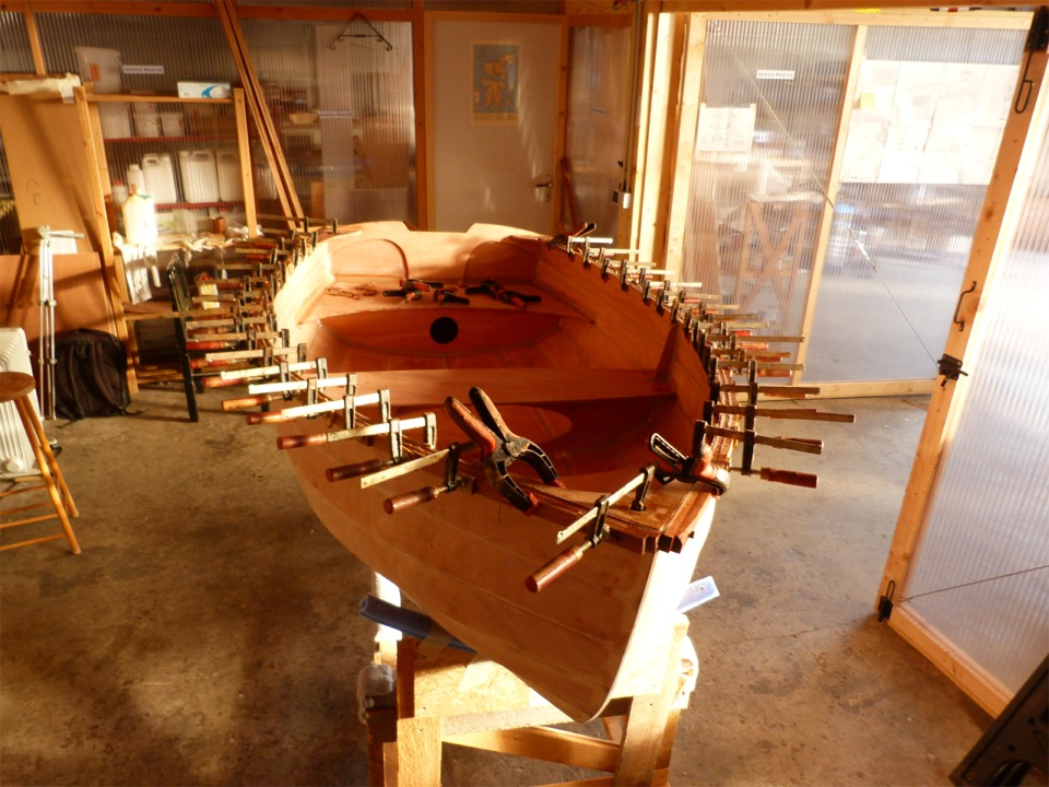 Collage du second pli des listons, sur l'ext&eacute;rieur, classiquement. 