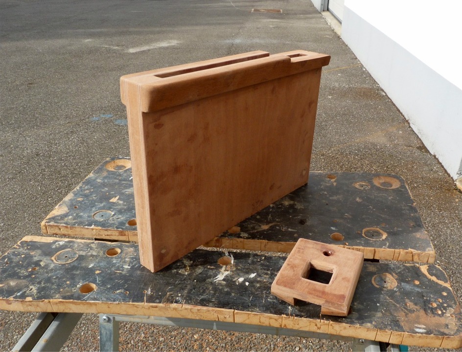 Suite de la construction du Youyou : voici le puits de d&eacute;rive et le pied de m&acirc;t que j'ai confectionn&eacute;s en compl&eacute;ment du kit. En effet, le Youyou standard n'est pas pr&eacute;vu pour la voile, mais c'est bien dommage d'avoir &agrave; bord une si jolie petite annexe et de ne pouvoir l'utiliser qu'au moteur ou &agrave; l'aviron.