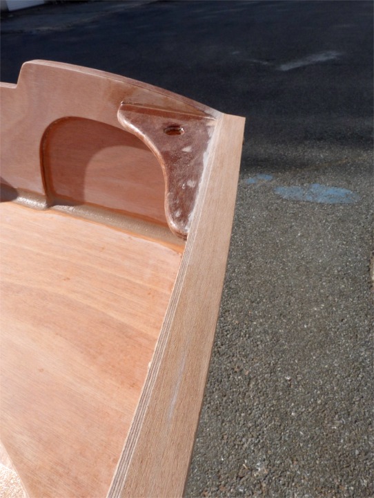 J'ai pass&eacute; un moment bruyant et salissant &agrave; araser les listons &agrave; la ponceuse &agrave; bande, comme le montre cette image. J'ai ensuite arrondi les angles arri&egrave;re, de m&ecirc;me que les extr&eacute;mit&eacute;s sur l'&eacute;trave, et fini par un coup de d&eacute;fonceuse avec une fraise en quart de rond pour arrondir l'ar&ecirc;te sup&eacute;rieure ext&eacute;rieure. 