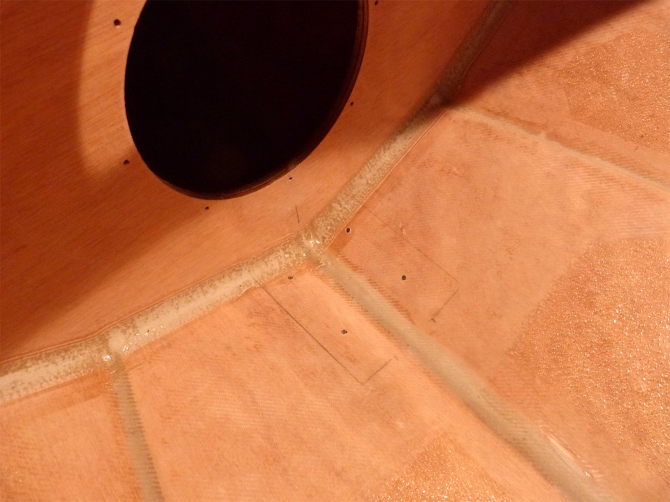 Et voici les quatre trous pour le pied de m&acirc;t, au pied de la cloison avant. 