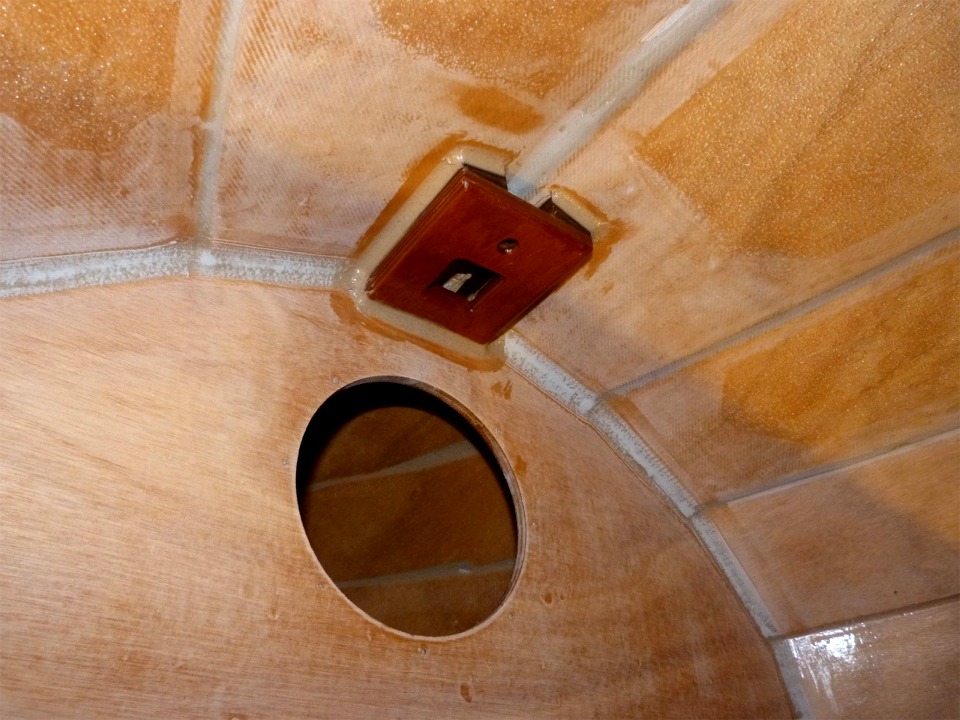 J'ai de nouveau retourn&eacute; la coque afin de coller le pied de m&acirc;t et le puits de d&eacute;rive. Voici le pied de m&acirc;t en place, j'ai fait de petits joints-cong&eacute;s autour afin de "faire propre" et renforcer sa fixation. 