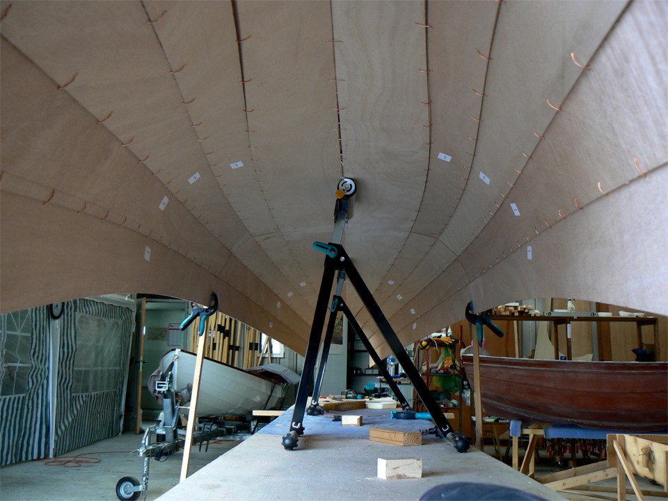 Vue de la structure temporaire int&eacute;rieure. Tiens, il n'y en a pas ! En effet, voici le Lapstitch dans sa superbe simplicit&eacute; : les bord&eacute;s sont cal&eacute;s pr&eacute;cis&eacute;ment les uns dans les autres (gr&acirc;ce &agrave; leur feuillure et aux sutures) et la coque prend sa forme toute seule. Dingue ! Les taches blanches sont les &eacute;tiquettes indiquant le num&eacute;ro de bord&eacute;, que je n'ai pas encore enlev&eacute;es. 