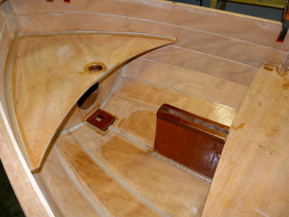 J'ai aussi ouvert un &eacute;tambrai pour le passage du m&acirc;t gr&acirc;ce &agrave; une scie-cloche de 50 mm. On voit que j'ai pass&eacute; de l'&eacute;poxy sur les bords de ce trou afin de sceller le bois. 