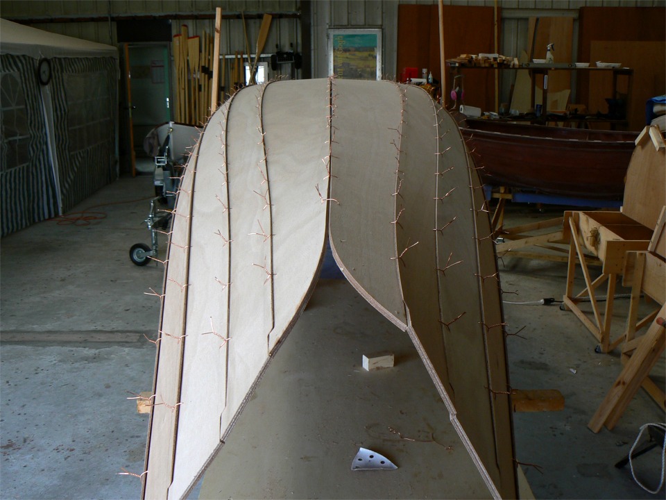 Pour faciliter la formation sui generis de la coque, l'&eacute;trave et l'&eacute;tambot seront sutur&eacute;s en dernier. On voit que les sutures de quille sont tr&egrave;s peu serr&eacute;es afin de permettre l'ouverture progressive de la coque. Le long de la quille, un biseau &agrave; 45&deg; &agrave; mi-bois sur 1 m&egrave;tre &agrave; partir de chaque brion vers le milieu facilite la transition de presque 90&deg; entre le milieu et les extr&eacute;mit&eacute;s. 