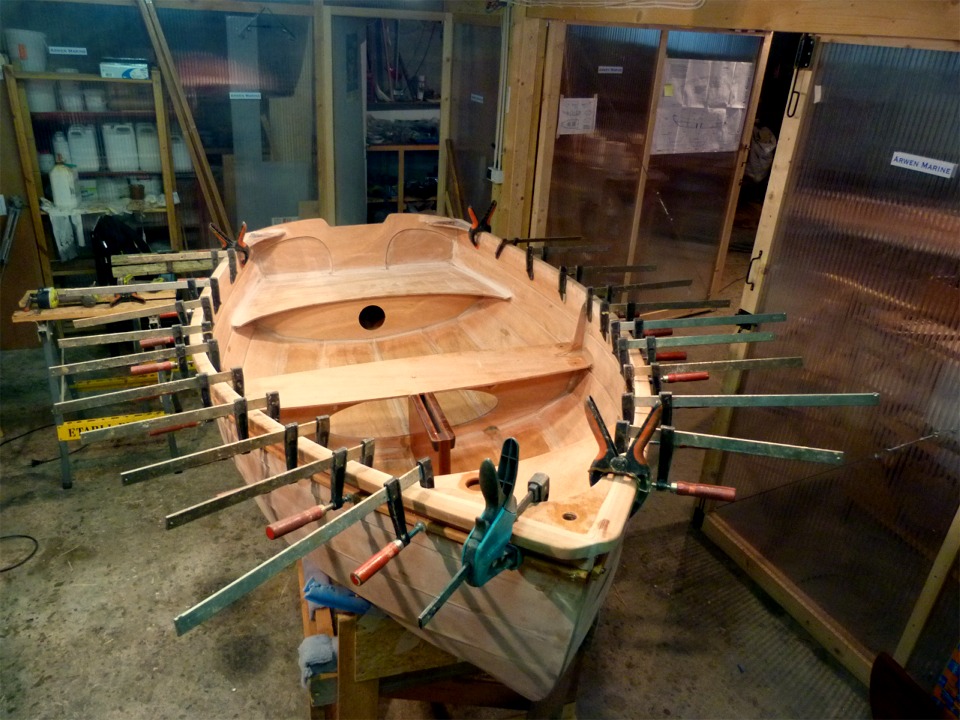 La difficult&eacute; de ce collage est de disposer de serre-joints suffisamment grands pour presser &agrave; cheval par-dessus les listons principaux. 