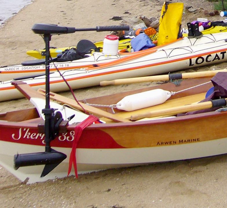 Toujours selon Patrick : "Ma chaise est tres simple, faite de 4 morceaux d'IP de 2 cm dont 3 assembl&eacute;s et feutrin&eacute;s &agrave; l'int&eacute;rieur, qui epousent parfaitement la courbe du (liston) du Skerry." Le moteur n'etant pas un 200 cv, (&ccedil;a permet tout de m&ecirc;me d'aller &agrave; 4-5 noeuds), cela ne risque pas d'exploser le franc bord. Il se monte hors de l'eau de l'eau et bascule &eacute;galement &agrave; l'horizontale. A la voile il ne traine donc pas dans l'eau. J'ai du mettre une petite rallonge pour la batterie qui est sur l'avant et me sert ainsi du lest, (j'enl&egrave;ve de ce fait un bidon de ballast de 20 litres). Encore un d&eacute;tail important, je suis arriv&eacute; &agrave; bout de de la batterie de 108 AH : environ quatre &agrave; cinq heures a vitesse moyenne." 