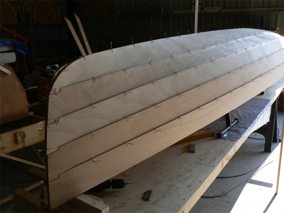 Vue de l'&eacute;trave (ou de l'&eacute;tambot) : on voit bien la fa&ccedil;on dont les clins s'int&egrave;grent les uns aux autres pour se retouver bord &agrave; bord. 