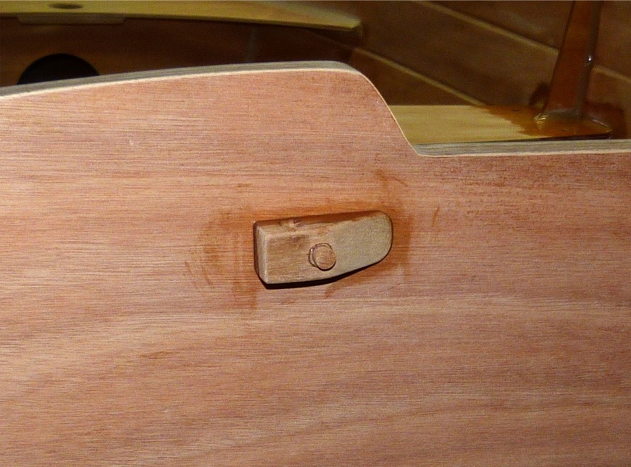 Et voila le m&ecirc;me apr&egrave;s collage. Le tapon est tremp&eacute; dans l'&eacute;poxy et rentr&eacute; au maillet. Quand l'&eacute;poxy aura durci, je scierai le bout du tapon qui d&eacute;passe et poncerai l'ensemble pour qu'il soit presque invisible. La vis est log&eacute;e dans un trou de plus petit diam&egrave;tre au fond du trou du tapon, qui est lui perc&eacute; au diam&egrave;tre de la t&ecirc;te de la vis. C'est un m&eacute;tier. En tout, il y a 11 tapons sur le Youyou : 4 dans les listons principaux (1 &agrave; chaque extr&eacute;mit&eacute;), 4 dans les listons secondaires, 1 dans le banc central et 2 dans les filoirs. 