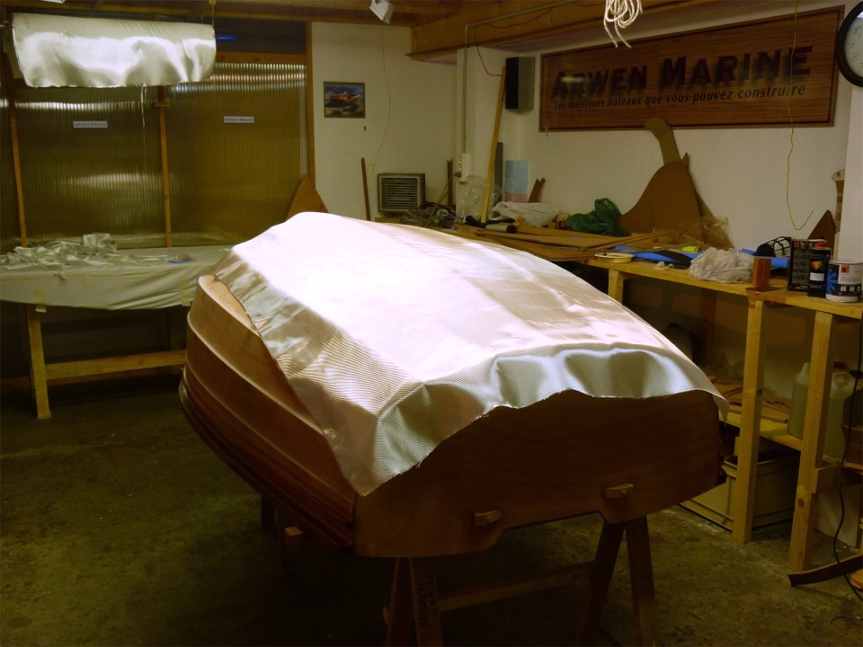 Je passe &agrave; la stratification de l'ext&eacute;rieur de la coque. Celle stratification couvre la m&ecirc;me zone que celle de l'int&eacute;rieur : les 4 bord&eacute;s de fond. 