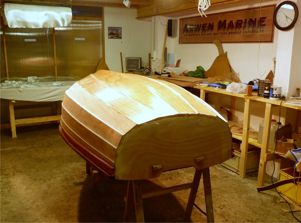 Une fois que toute la surface est satur&eacute;e, je coupe l'exc&eacute;dent de tissu de verre au cutter sur le joint entre les bord&eacute;s 2 et 3 de chaque cot&eacute;, et avec des ciseaux le long du tableau arri&egrave;re. Je recouperai au cutter au ras des extr&eacute;mit&eacute;s des bord&eacute;s quand l'&eacute;poxy aura durci. 