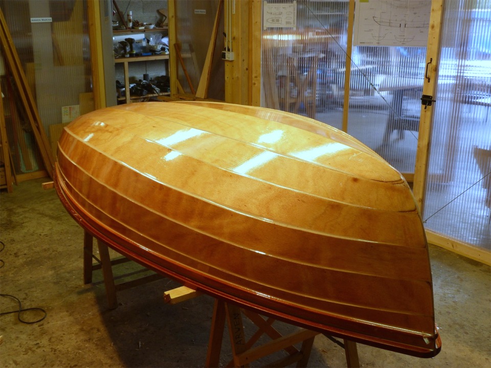 J'ai ajout&eacute; une bande de tissu de verre sur l'&eacute;trave, en couvrant largement le brion. On aper&ccedil;oit d'ailleurs un petit coin de fibre de verre non satur&eacute;e sur l'extr&eacute;mit&eacute; avant du liston secondaire, que je couperai plus tard. Dans la foul&eacute;e, j'ai repass&eacute; une couche d'&eacute;poxy sur toute la surface ext&eacute;rieure. 