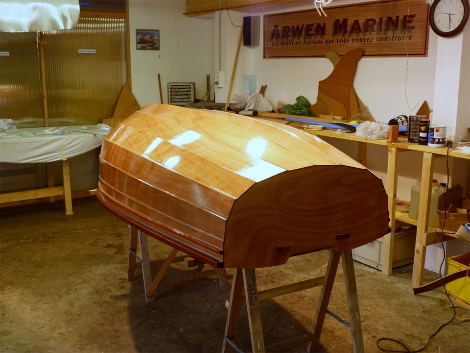 Un de mes rares confr&egrave;res sur le cr&eacute;neau des petits bateaux en kit m'a dit qu'il n'aime pas l'aspect de l'okoum&eacute; verni et ne vernit ses bateaux que quand le client lui tord le bras... J'ai un peu de mal &agrave; partager cette opinion, car j'adore la couleur chaude de miel ambr&eacute; du whis... euh de l'okoum&eacute; et le dessin de ce bois d&eacute;roul&eacute; est souvent suffisamment complexe et donc d&eacute;coratif, comme sur le tableau, mal &eacute;clair&eacute; sur cette image. Par contre, il est vrai que c'est plus joli si on peut faire contraster l'okoum&eacute; verni avec des surfaces peintes, ce qui sera le cas pour ce Youyou. 