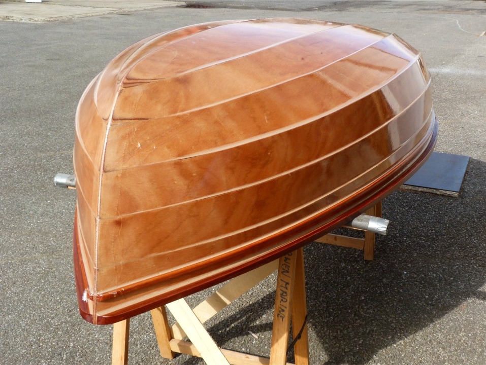 J'ai sorti le Youyou pour ouvrir le bas du puits de d&eacute;rive &agrave; la scie sauteuse et &agrave; la d&eacute;fonceuse : op&eacute;ration qui salit un peu et pour laquelle il vaut mieux &ecirc;tre bien &eacute;clair&eacute;... Au passage cette photo montre que j'ai ponc&eacute; &agrave; travers deux plis du contreplaqu&eacute; des bord&eacute;s 1 au brion et un pli des bord&eacute;s 2 en haut du brion. En effet, le tr&eacute;vire est assez fort sur ces bord&eacute;s &agrave; l'arriv&eacute;e sur le brion et l'&eacute;trave, et il est difficile de les amener totalement en position id&eacute;ale. La ponceuse &agrave; bande m'a permis de les ramener &agrave; niveau. Cette approche n'est bien sur possible que si cette zone est destin&eacute;e &agrave; &ecirc;tre cach&eacute;e sous la peinture. 