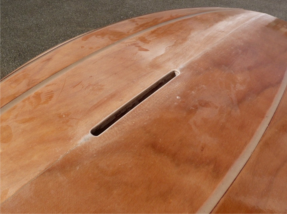 Voil&agrave; l'ouverture du puits de d&eacute;rive apr&egrave;s le passage de la scie sauteuse, de la d&eacute;fonceuse, et un coup de papier de verre pour casser l'ar&ecirc;te des bord&eacute;s sur le pourtour. La d&eacute;fonceuse est utilis&eacute;e avec avec une fraise droite &agrave; guide : le guide (un cercle m&eacute;tallique mont&eacute; au bout haut ou bas de la fraise et muni d'un roulement &agrave; billes) s'appuie sur la paroi int&eacute;rieure du puits &agrave; l'int&eacute;rieur de l'ouverture et guide la coupe de la fraise sur la tranche des bord&eacute;s. La difficult&eacute; est de tenir la d&eacute;fonceuse parall&egrave;le &agrave; l'axe du puits de d&eacute;rive pendant la coupe, car il n'y a pas de surface orthogonale pour appuyer sa semelle, les bord&eacute;s de fond formant un "V" tr&egrave;s ouvert &agrave; cet endroit. C'est plus facile quand le puits sort &agrave; travers une sole, &eacute;videmment ! 