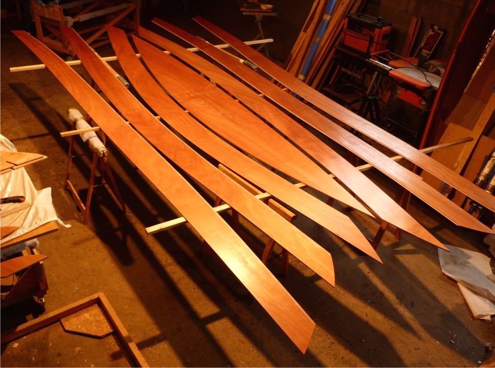 Je passe aussi une couche d'impr&eacute;gnation sur la face int&eacute;rieure des bord&eacute;s et de la sole du Skerry. La sole est en CP marine okoum&eacute; de 9 mm, comme toutes les pi&egrave;ces de structure (sauf les guirlandes qui sont en 18 mm), et les bord&eacute;s sont en 6 mm. Une stratification sur les deux faces du bas de la coque (sole et bord&eacute;s 1) renforcera consid&eacute;rablement l'ensemble. 