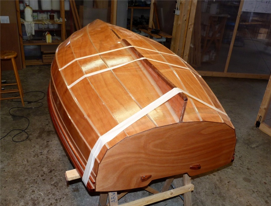 J'ai retourn&eacute; le Youyou pour coller l'aileron. Un gros joint-cong&eacute; de part et d'autre renforce ce collage. De plus, ces joints-cong&eacute;s seront "arm&eacute;s" de fibre de verre pour les rendre encore plus costauds. J'avais viss&eacute;-coll&eacute; une latte de sapelli sous l'aileron avant de l'installer sur la coque. Lorsque l'on n'ajoute pas de bande-molle sous un aileron, c'est cette latte qui sera en contact, parfois intime, avec les cailloux et la vase de nos gr&egrave;ves. Les anglo-saxons l'appellent "wormshoe", que l'on peut traduire "semelle &agrave; vers" car la face inf&eacute;rieure de ce morceau de bois est impossible &agrave; peindre sur les gros bateaux et donc sujet aux infestations des parasites xylophages. 