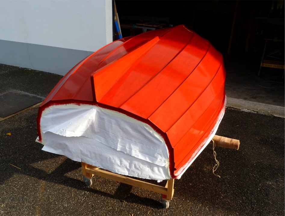 Voil&agrave; ce que cela donne apr&egrave;s trois couches de peinture. J'ai sorti le bateau afin d'&eacute;valuer le r&eacute;sultat &agrave; la lumi&egrave;re du soleil. J'utilise une peinture PU bi-composant sp&eacute;ciale, car j'ai fait r&eacute;aliser une mise &agrave; la teinte, afin que le Youyou soit de la m&ecirc;me couleur que son bateau-m&egrave;re. Elle est nettement moins couvrante que ma peinture habituelle, et je vais devoir appliquer un total de 7 couches afin d'obtenir une opacit&eacute; satisfaisante. 