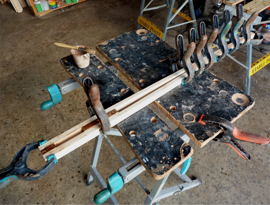 Voici la barre en question en cours de collage. Elle sera remforc&eacute;e par des tiges filet&eacute;es traversantes en laiton devant et derri&egrave;re la mortaise qui accueillera la t&ecirc;te de gouvernail. 