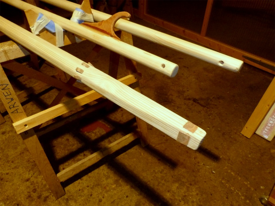 Je viens de coller les cales de pied de m&acirc;t et celles d'&eacute;tambrai. Les fins observateurs parmi vous auront not&eacute; que le m&acirc;t est de section carr&eacute;e au pied et de section octogonale &agrave; l'&eacute;tambrai, puis arrondie vers le haut. J'ai &eacute;galement viss&eacute;-coll&eacute; l'encormat de b&ocirc;me, et il n'y aura qu'un petit pontet sur la vergue afin de caler l'erseau de drisse. 