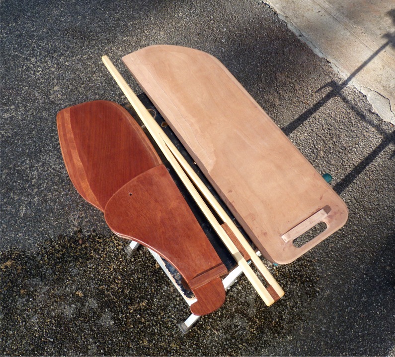 Voila le gouvernail fini avec son safran, la barre, et la d&eacute;rive, qui n'a pas encore re&ccedil;u d'&eacute;poxy, ce qui explique sa couleur plus claire et terne. 