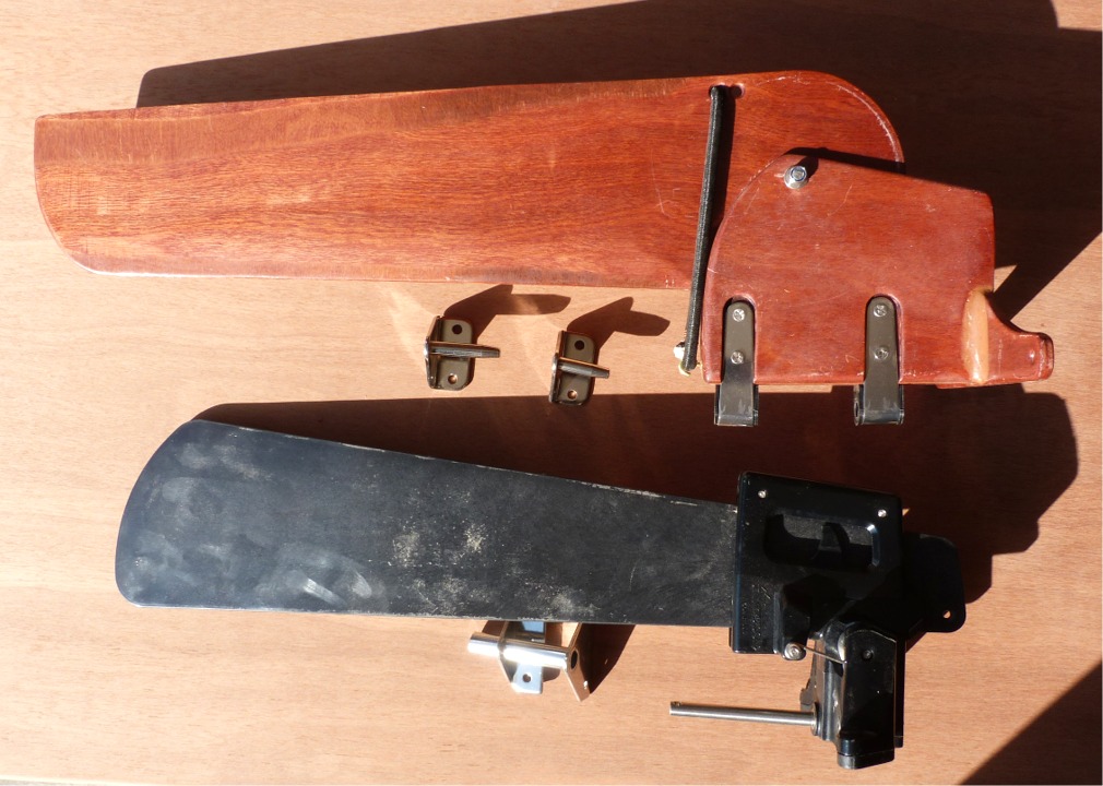 Avant cette construction accompagn&eacute;e, j'avais fabriqu&eacute; un gouvernail en bois pour Christophe, qui trouvait que le mod&egrave;le en plastique ne conviendrait au Wood Duck 12 Hybride qu'il construit actuellement. Je suis tr&egrave;s content car le gouvernail bois fini avec ses ferrures p&egrave;se exactement le m&ecirc;me poids que celui en plastique, dont le safran est nettement plus petit. Par contre, les supports d'aiguillots sont trop larges pour le petit tableau des Wood Duck. 