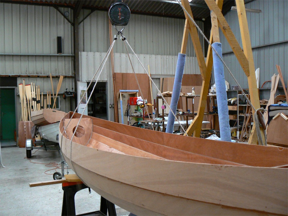 Pesage de contr&ocirc;le : on est &agrave; 26 kg apr&egrave;s stratification, avec &agrave; l'int&eacute;rieur toutes les pi&egrave;ces restant &agrave; monter (essentiellement les pontages, la traverse et les si&egrave;ges.) Il faut encore ajouter le poids des serres et des listons, et pas mal d'&eacute;poxy. Je pense qu'on tiendra dans les 29.5 kg pr&eacute;vus. 