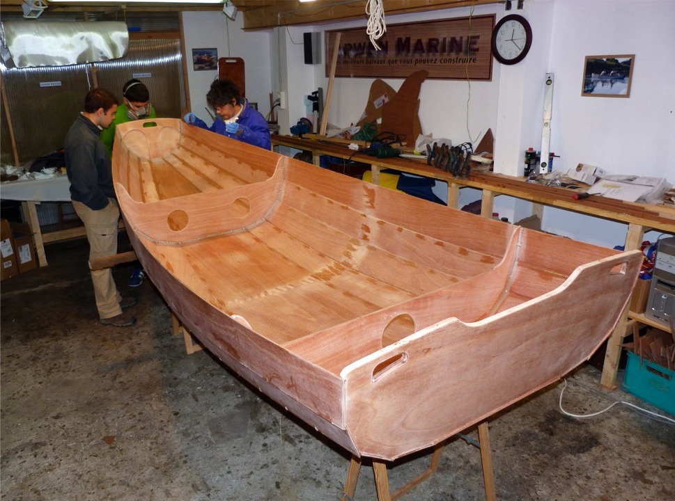 Inspection finale avant de partir d&eacute;jeuner. Nous passerons &agrave; la stratification en rentrant, ce qui laisse un peu de temps aux joints pour commencer &agrave; durcir. 