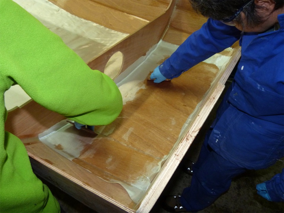 La bonne quantit&eacute; de r&eacute;sine est &eacute;valu&eacute;e visuellement : si le tissu n'est pas totalement transparent, c'est qu'il n'est pas bien satur&eacute;, il n'y a pas assez de r&eacute;sine. Si le tissu "brille", c'est qu'il reste de la r&eacute;sine non absorb&eacute;e, qui doit &ecirc;tre pouss&eacute;e ailleurs ou retir&eacute;e. En effet, ce serait un poids inutile et risquerait de compromettre le composite en faisant "flotter" le tissu, qui ne serait plus coll&eacute; au bois. 