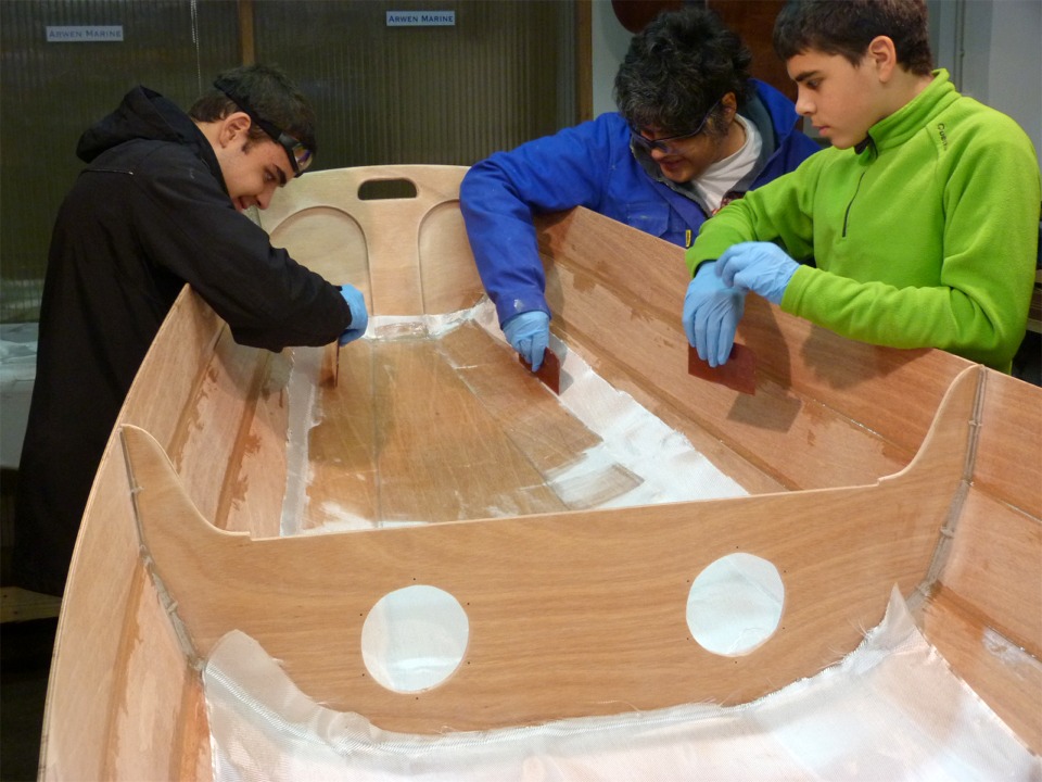 Le tissu de verre n'est satur&eacute; de r&eacute;sine que sur la sole et les bord&eacute;s 1, nous couperons ensuite l'exc&eacute;dent de tissu. 