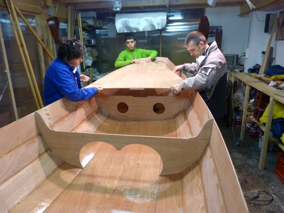 Le panneau comporte des encoches lat&eacute;rales dans lesquelles sont enfil&eacute;es les "oreilles" de la membrure avant. Cette image montre la n&eacute;cessit&eacute; de la d&eacute;coupe que je viens de faire. 