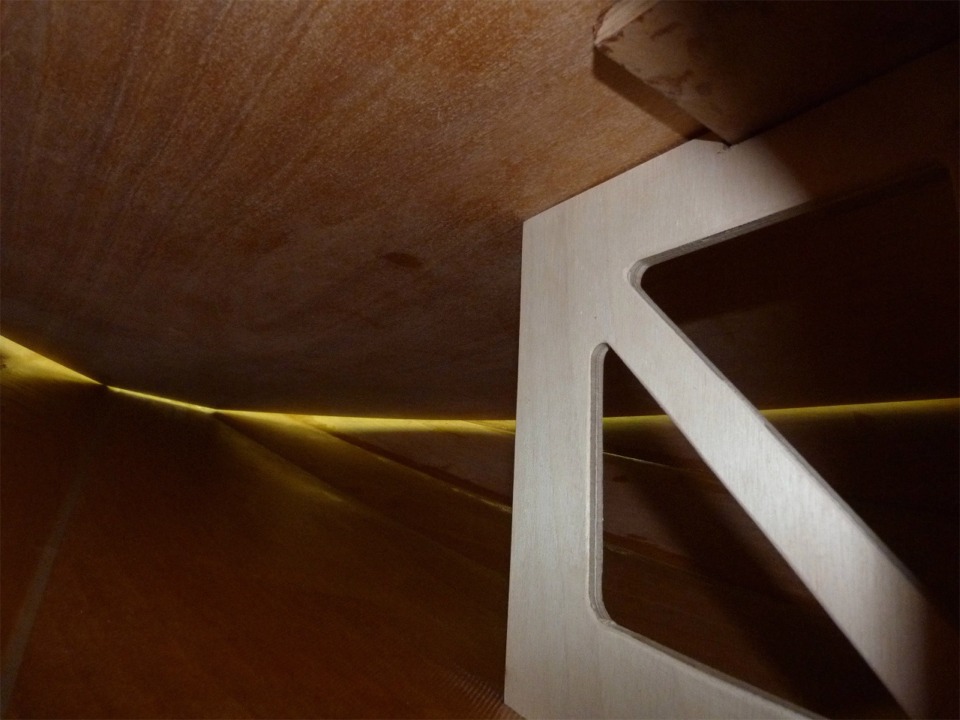 Photo de v&eacute;rification de l'ajustement de la d&eacute;coupe de la pi&egrave;ce de support de pied de m&acirc;t, &agrave; droite et en haut de l'image. Par contre, on voit que les jours sont importants dans les deux angles avant. 