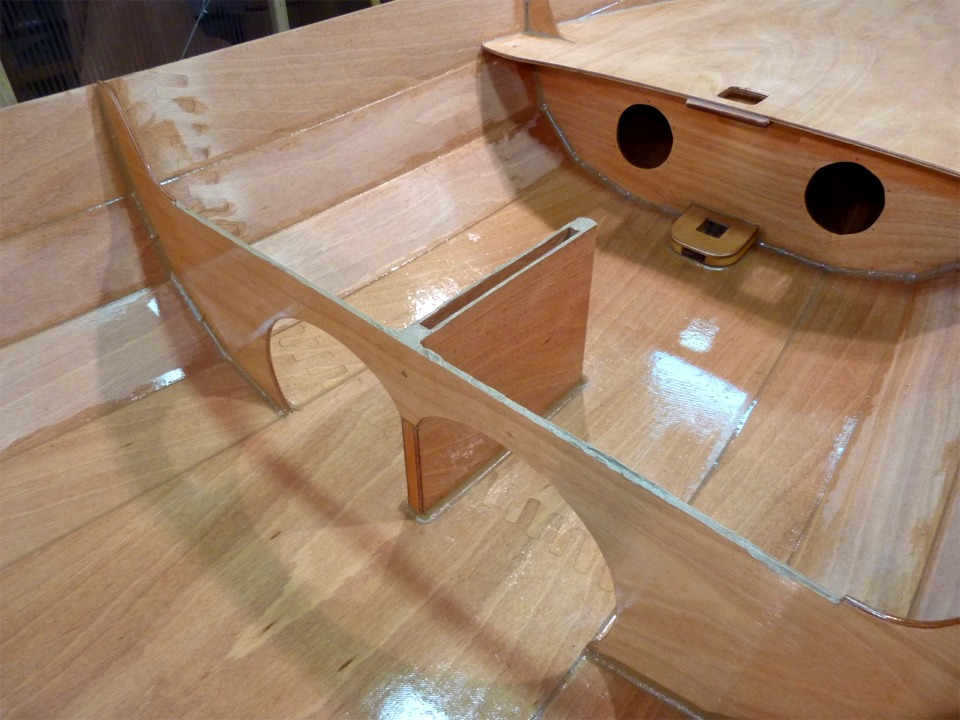 Nous avons encoll&eacute; le chant sup&eacute;rieur de la membrure centrale et du puits de d&eacute;rive, et nous allons maintenant poser en place le si&egrave;ge central. 