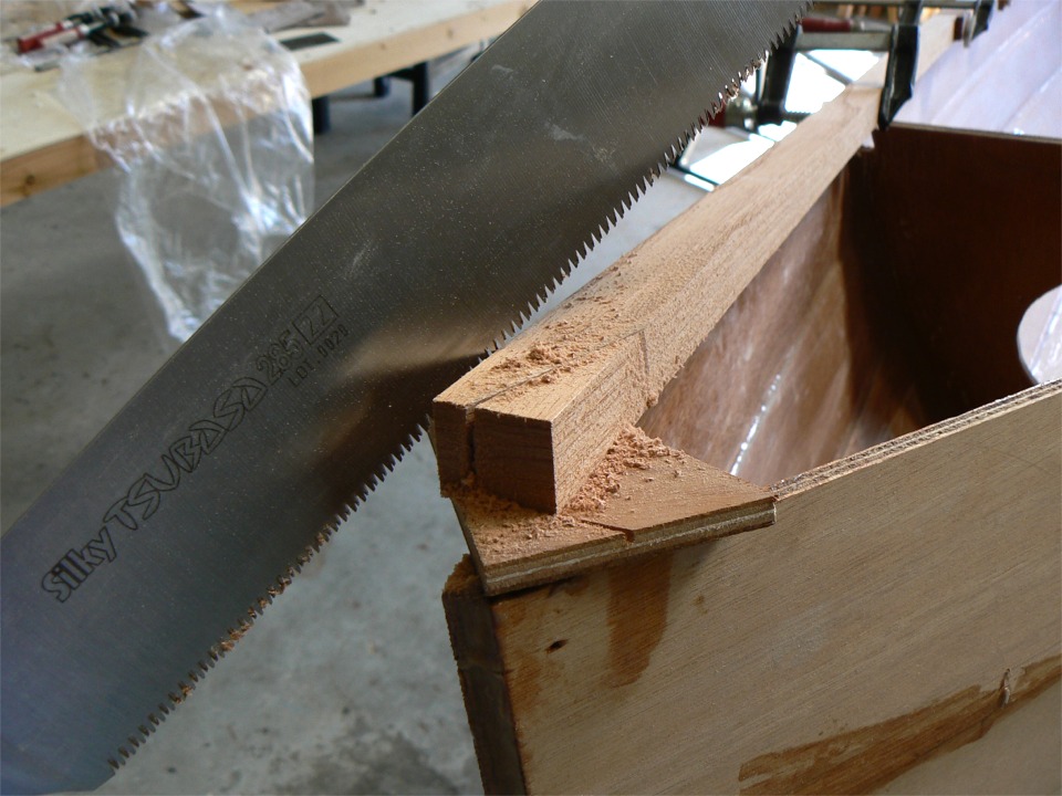 Montage &agrave; blanc de la serre tribord pour faire la d&eacute;coupe des extr&eacute;mit&eacute;s (ici l'avant.) Notez le "martyr" qui me permet de scier en place sans dommage pour le haut de l'&eacute;trave. 