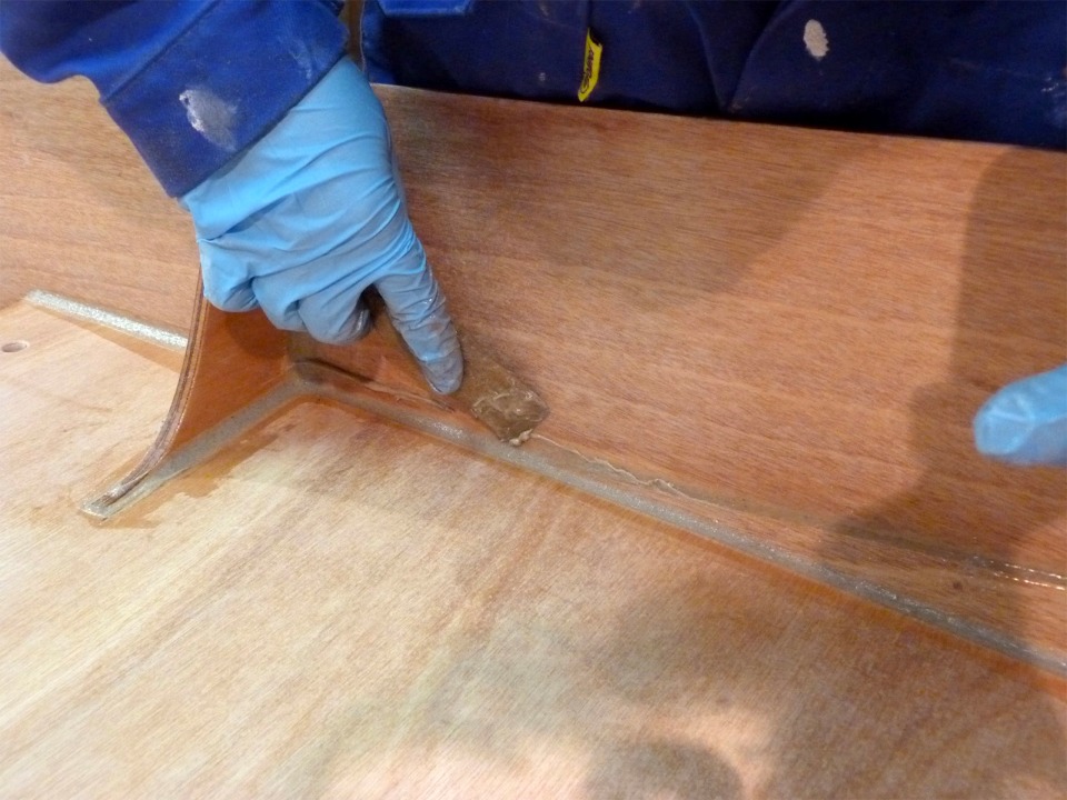 Ce travail d&eacute;licat est compliqu&eacute; par l'intersection du joint du si&egrave;ge avec celui entre les bord&eacute;s 3 et 4... 