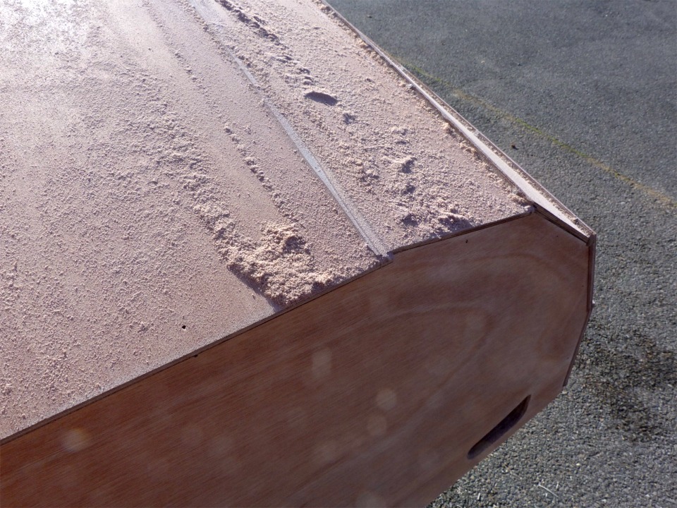 La ponceuse &agrave; bande nous a permis d'&eacute;liminer pratiquement cette ar&ecirc;te, en cr&eacute;ant pas mal de poussi&egrave;re (dont une partie s'est apparemment d&eacute;pos&eacute;e sur mon objectif...) 