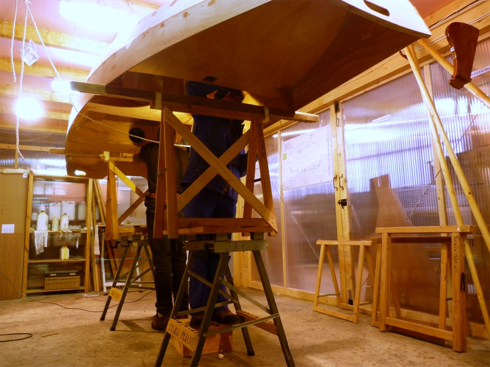 Nous avons juch&eacute; le bateau en hauteur afin de faire les joints-cong&eacute;s dans les angles form&eacute;s par le dessous des si&egrave;ges et le haut des membrures. 