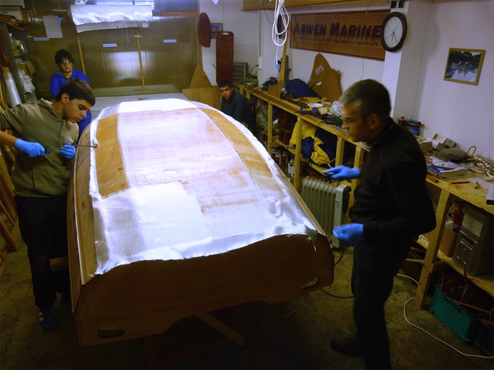 Le tissu de 1 m de large couvre juste la largeur maxi de la zone &agrave; stratifier. 