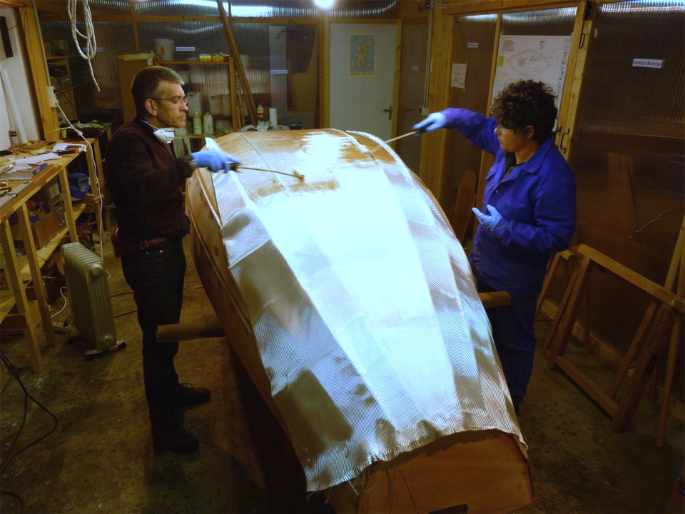 Le tissu de verre n'est satur&eacute; d'&eacute;poxy que sur la sole et les bord&eacute;s 1, le reste sera coup&eacute; sur le joint entre les bord&eacute; 1 et 2. 