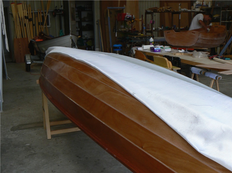 Pr&eacute;paration de la stratification des bord&eacute;s de fond du Sassafras. A l'arri&egrave;re-plan, c'est Christophe qui fait un superbe travail sur les joints-cong&eacute;s de l'int&eacute;rieur des caissons de la prame. 