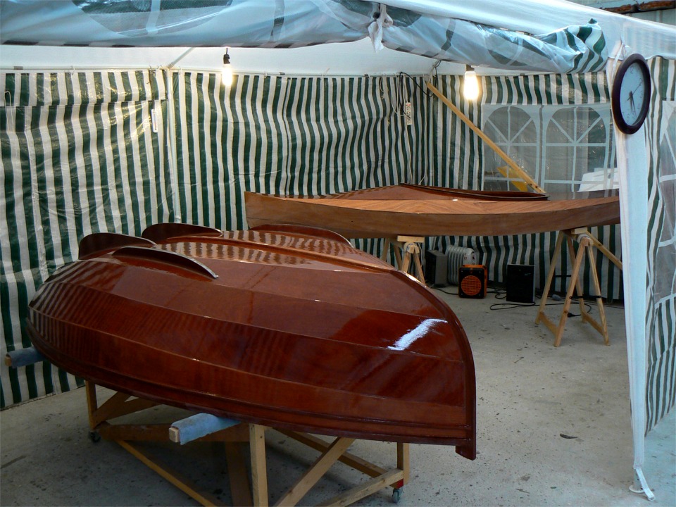 Je me suis enfin décidé à attaquer le vernis de l'Arwen construite cet hiver et du Wood Duck 10 construit au début du printemps. C'est parti pour 6 couches de vernis polyuréthane bi-composant... Je verrai si je peins une partie du pontage et du bordé du Wood Duck, parce que j'ai abîmé le CP : à suivre.
