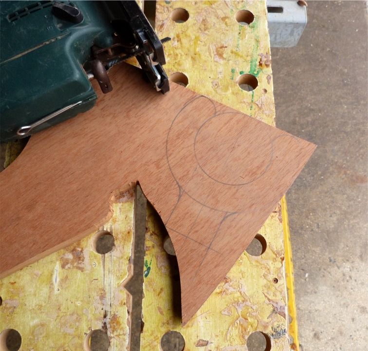 D&eacute;coupe d'un encornat de b&ocirc;me. Je pr&eacute;f&egrave;re ce type d'articulation, car il est nettement plus simple qu'un vit-de-mulet m&eacute;tallique, qui doit de plus coulisser dans un rail pour permettre l'&eacute;tarquage du guindant de grand-voile (ou alors il faut pr&eacute;voir des oeuillets dans la voile pour poser un cunningham, dont la fonction est un peu plus large, mais qui est encore plus complexe). 