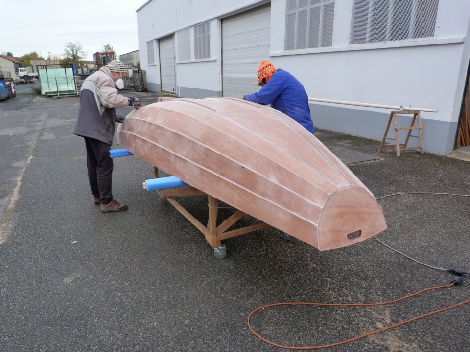Pon&ccedil;age g&eacute;n&eacute;ral de l'extr&eacute;rieur de la coque, en vue d'une nouvelle couche d'&eacute;poxy, que nous passerons le huiti&egrave;me jour. 