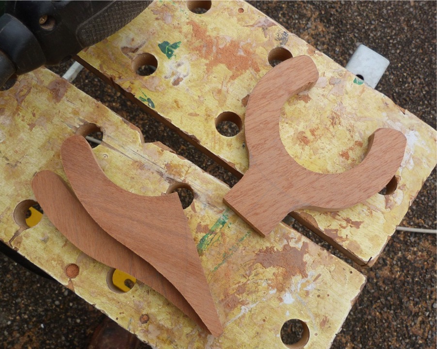 L'encornat de b&ocirc;me est d&eacute;coup&eacute;, de m&ecirc;me que celui de la vergue, en deux pi&egrave;ces qui seront fix&eacute;es &agrave; 45&deg; sur la vergue. 