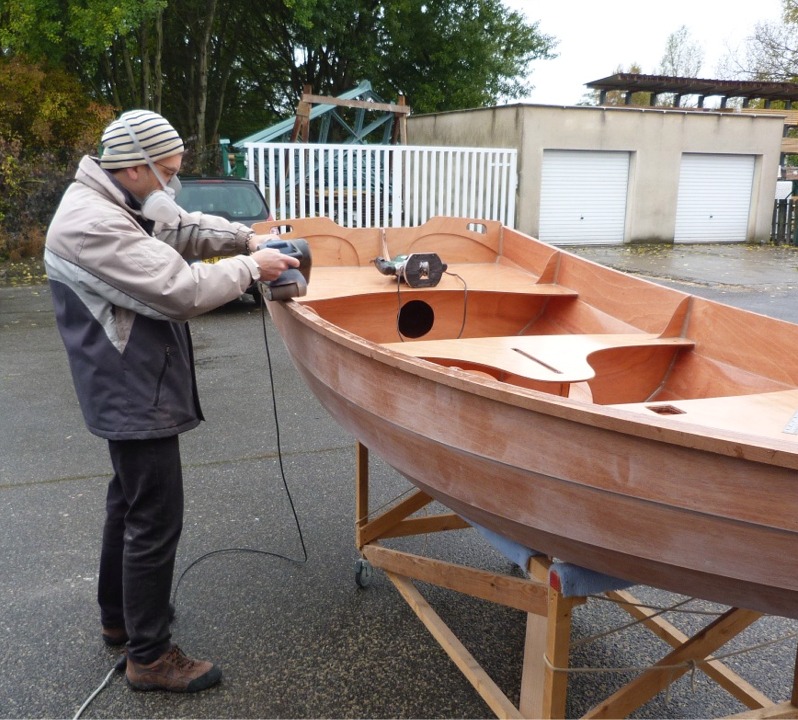 La difficult&eacute; de cette op&eacute;ration est de rester dans un plan orthogonal au bord&eacute; 4 et d'&eacute;viter le "marsoinage", c'est &agrave; dire de cr&eacute;er des vagues dans la surface en fonction des variation de l'angle de travail longitudinal de la ponceuse. 