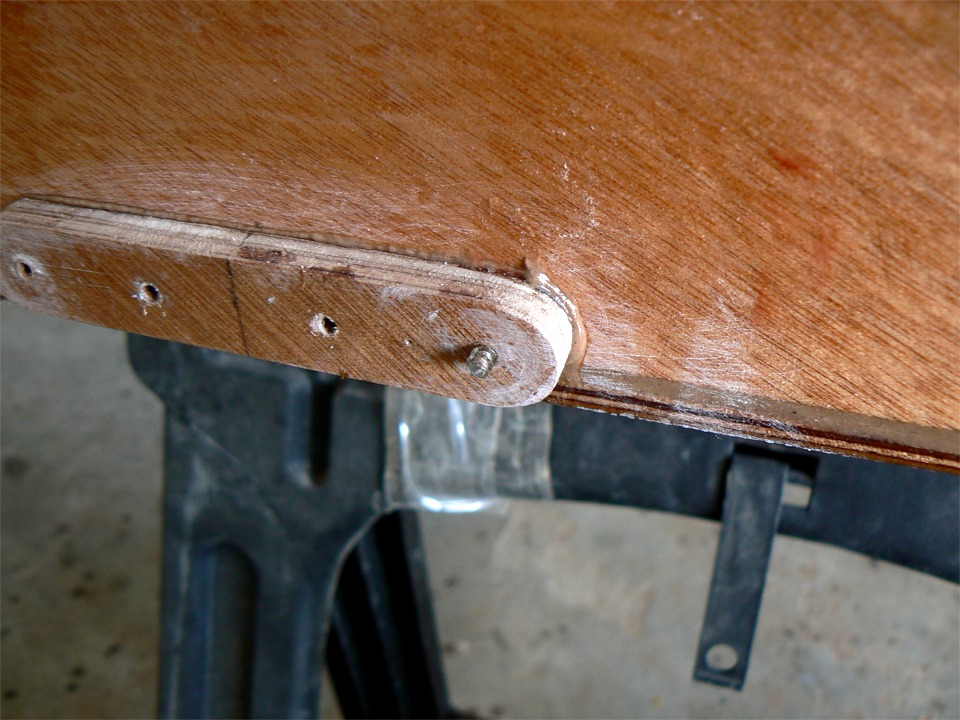 Enfer et damnation ! J'ai laiss&eacute; trop longtemps les vis de montage temporaires de la cale de fixation du f&eacute;melot de bas de tableau, et l'une d'entre elles s'y trouvait si bien que j'ai cass&eacute; sa t&ecirc;te en for&ccedil;ant pour la d&eacute;monter. L'&eacute;paisseur de la cale sous la vis (voir les cales en place) explique la longueur du moignon. 