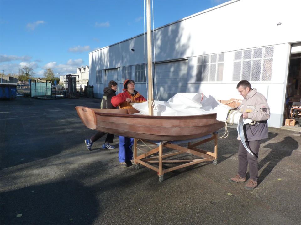 Nous sortons le bateau pour m&acirc;ter et pour envoyer les voiles. 
