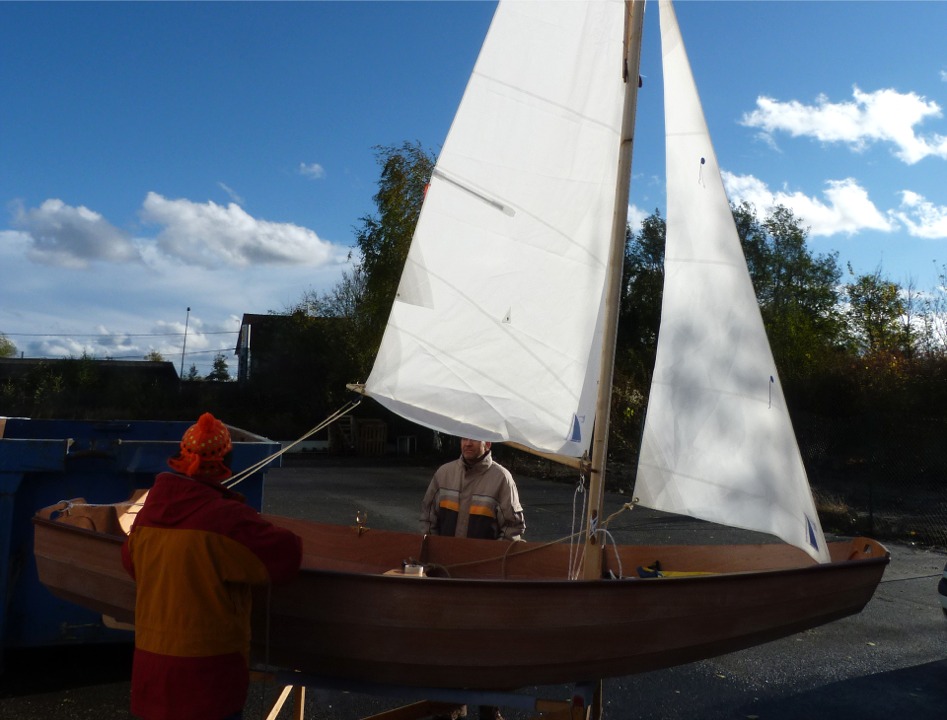 On a l'impression sur cette image que le m&acirc;t a une qu&ecirc;te n&eacute;gative, mais il n'en est rien, c'est le bateau qui "pique du nez" : sur l'eau l'avant sera nettement plus haut et la ligne de flottaison commencera juste devant le m&acirc;t, toute la proue formant un &eacute;lancement au-dessus de l'eau. 