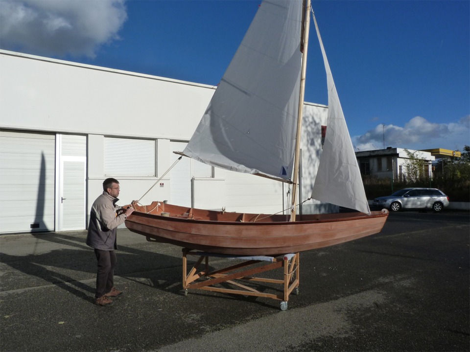 Il y avait de temps en temps de petites ris&eacute;es, et il a fallu tenir fermement le bateau, qui mena&ccedil;ait de sauter de son chariot ... 