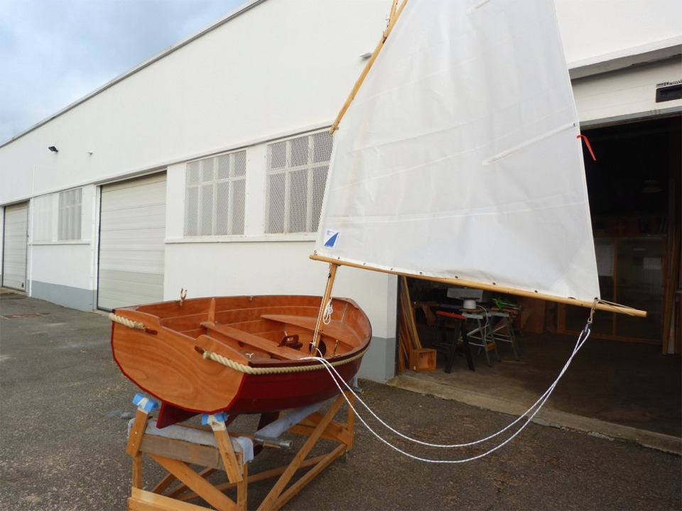 On voit sur cette image que j'ai d&eacute;ja install&eacute; le gros cordage (30 mm de diam&egrave;tre) de d&eacute;fense p&eacute;riph&eacute;rique, mais que je n'ai pas encore pos&eacute; la bande-molle en demi-ovale de laiton sous l'aileron. 